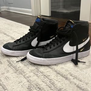 Nike Women's Court Royale 2 High Top Sneaker
Size 9